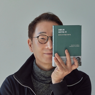 브랜드 구루의 발치에 앉다